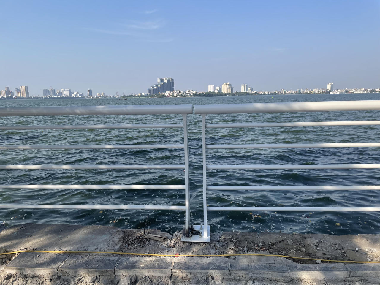 Lan can Hồ Tây được 'thay áo mới'