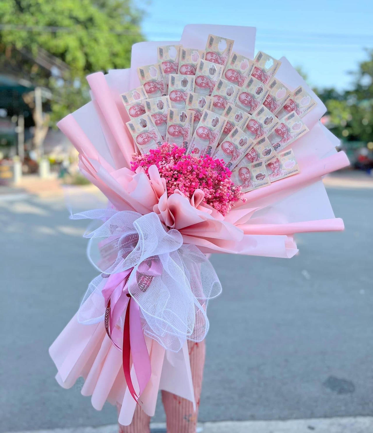 Thú vị với những bó hoa 20/10 "độc nhất vô nhị"