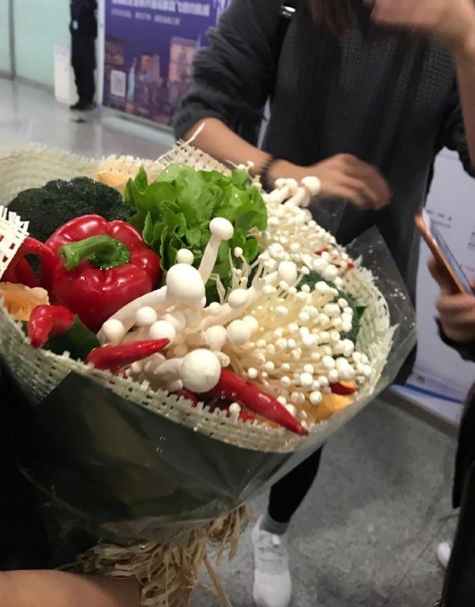 Thú vị với những bó hoa 20/10 "độc nhất vô nhị"