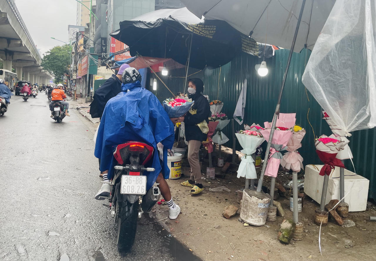 Điểm bán hoa tự phát: Lấn chiếm vỉa hè, mất mỹ quan đô thị