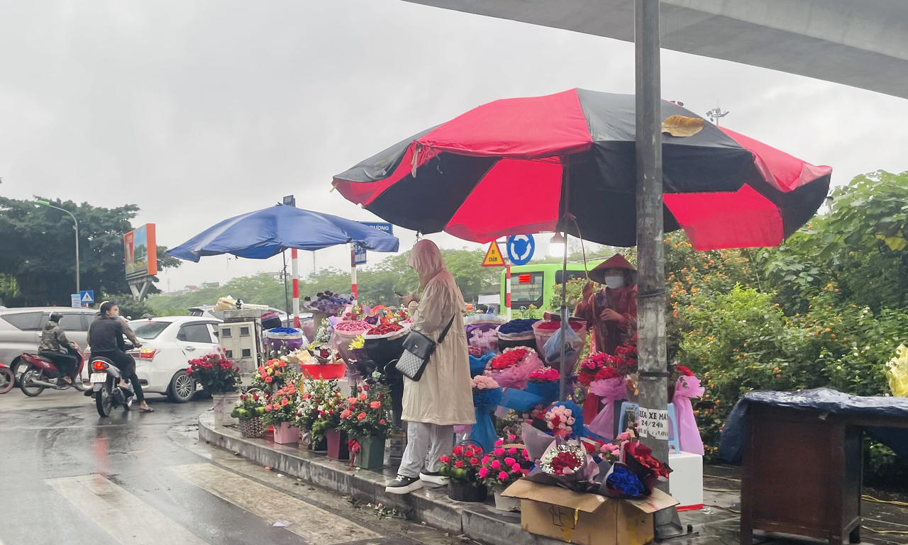 Điểm bán hoa tự phát: Lấn chiếm vỉa hè, mất mỹ quan đô thị