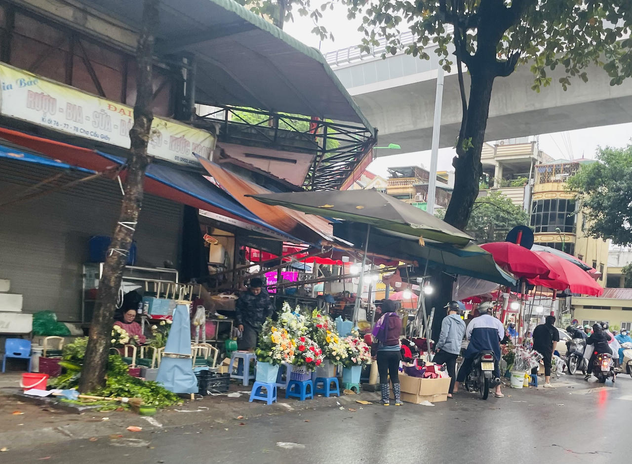 Điểm bán hoa tự phát: Lấn chiếm vỉa hè, mất mỹ quan đô thị