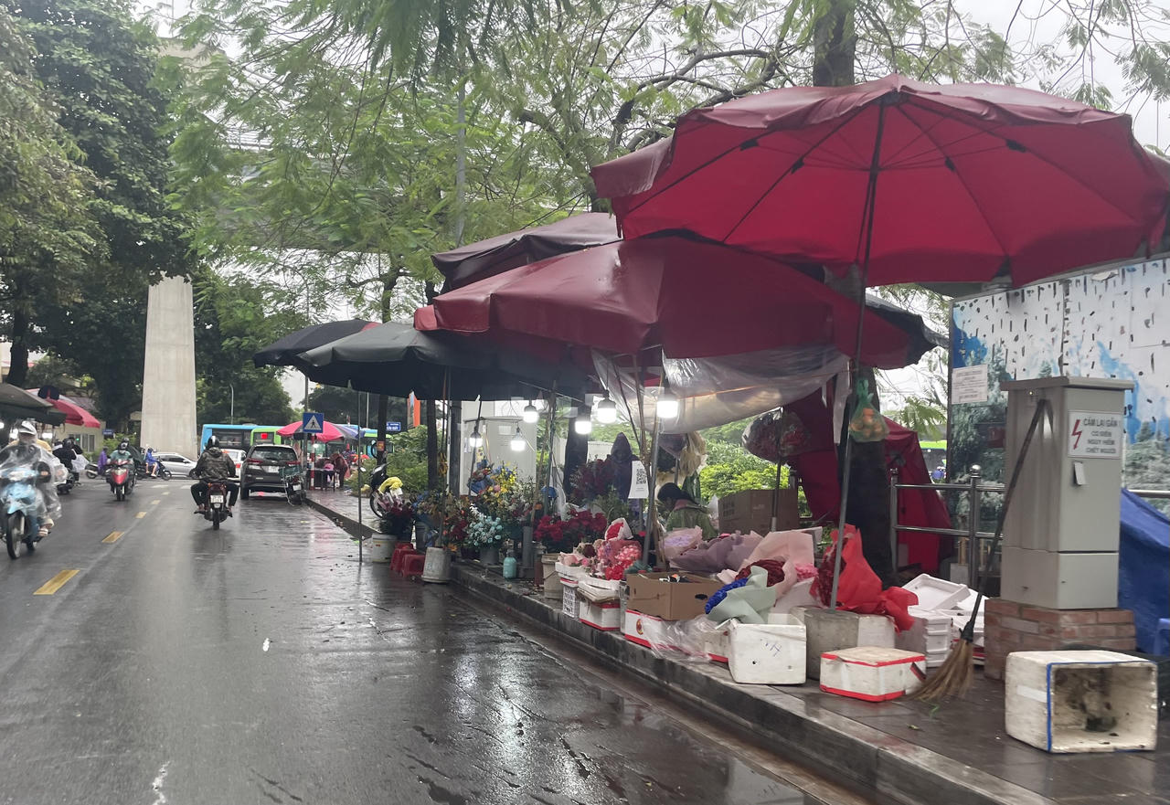Điểm bán hoa tự phát: Lấn chiếm vỉa hè, mất mỹ quan đô thị