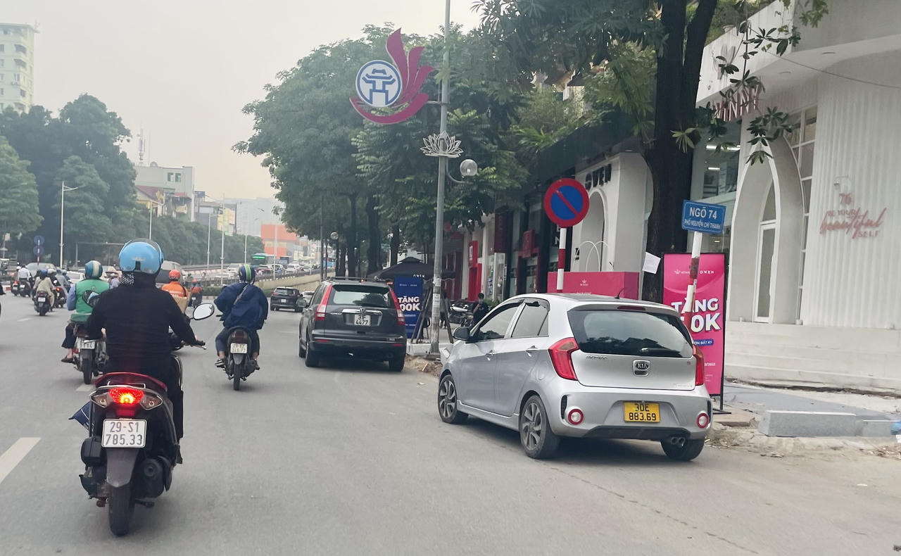 'Phớt lờ' biển cấm, ôtô ngang nhiên xếp hàng đỗ trên nhiều tuyến phố Hà Nội