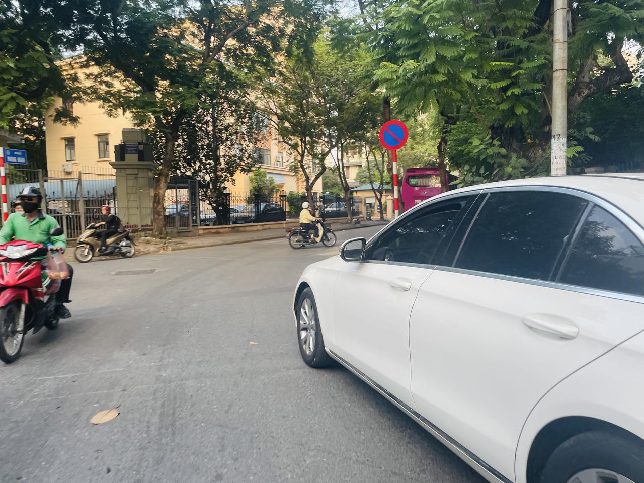 'Phớt lờ' biển cấm, ôtô ngang nhiên xếp hàng đỗ trên nhiều tuyến phố Hà Nội