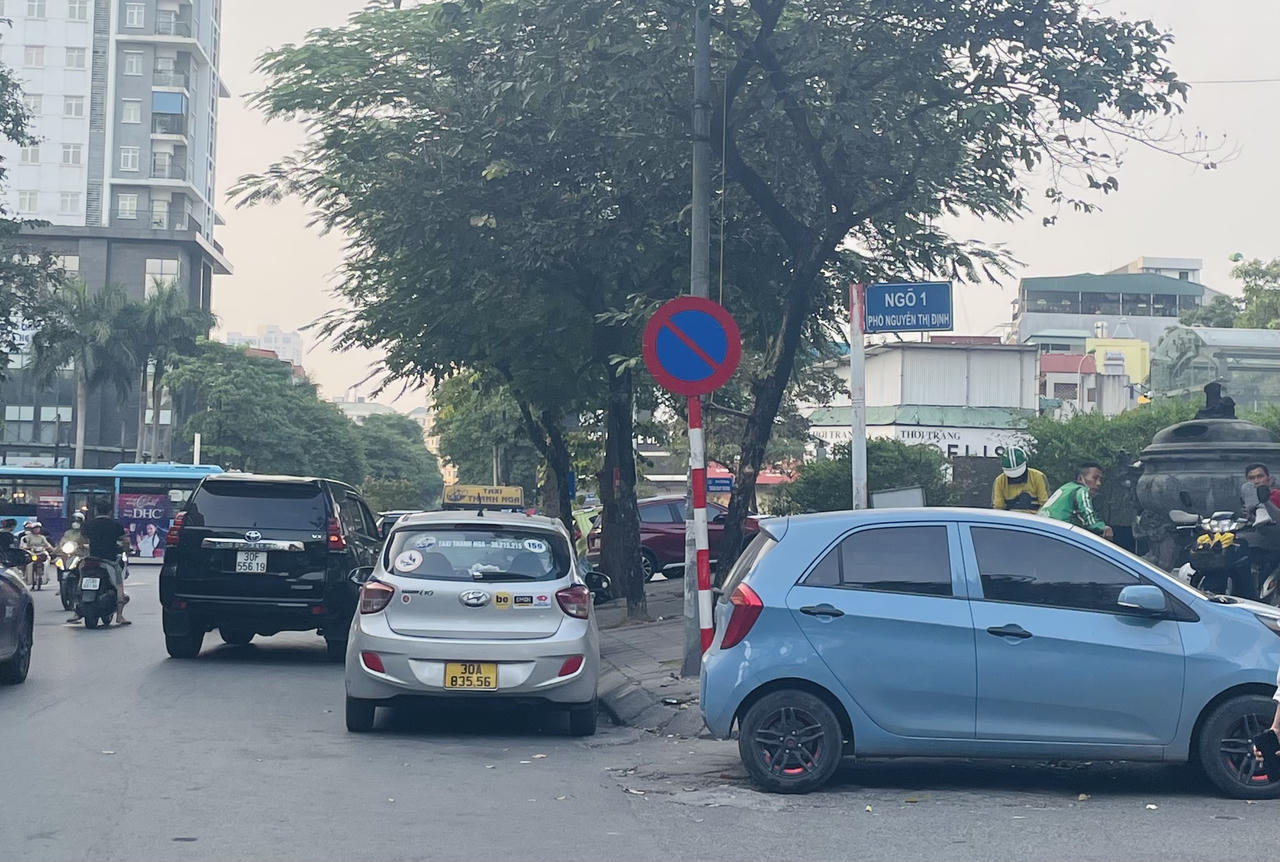 'Phớt lờ' biển cấm, ôtô ngang nhiên xếp hàng đỗ trên nhiều tuyến phố Hà Nội