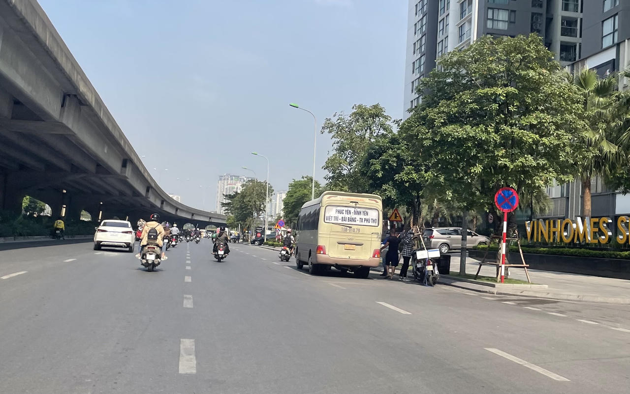 'Phớt lờ' biển cấm, ôtô ngang nhiên xếp hàng đỗ trên nhiều tuyến phố Hà Nội