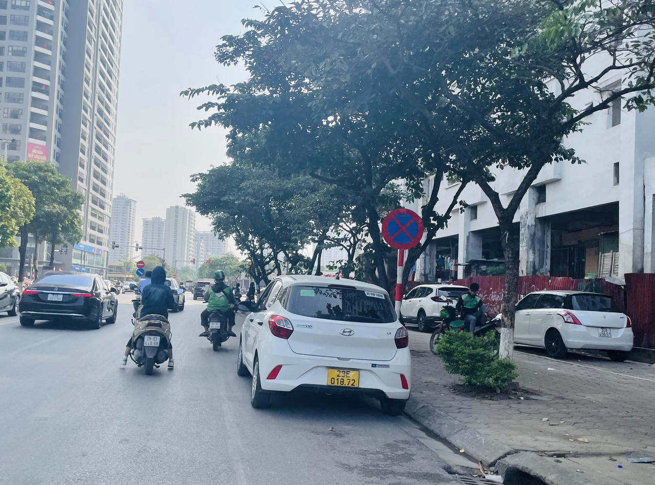 'Phớt lờ' biển cấm, ôtô ngang nhiên xếp hàng đỗ trên nhiều tuyến phố Hà Nội