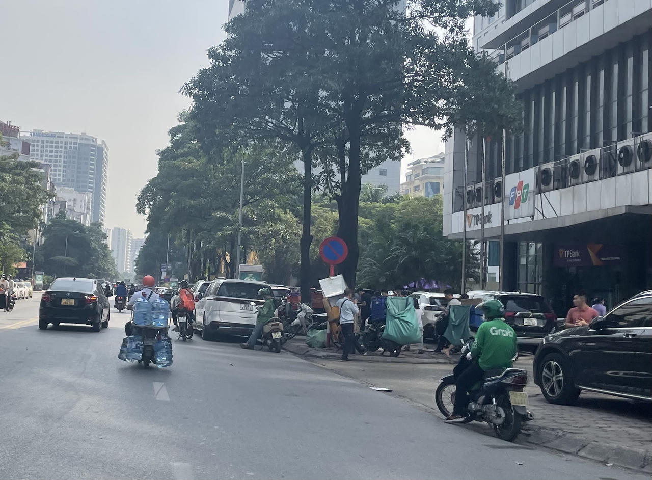 'Phớt lờ' biển cấm, ôtô ngang nhiên xếp hàng đỗ trên nhiều tuyến phố Hà Nội