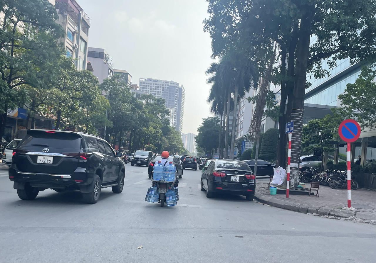 'Phớt lờ' biển cấm, ôtô ngang nhiên xếp hàng đỗ trên nhiều tuyến phố Hà Nội