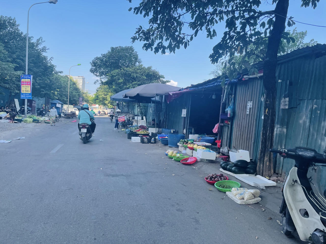 Nhếch nhác chợ cóc, chợ tạm trên vỉa hè đường Trần Quốc Vượng, Hà Nội