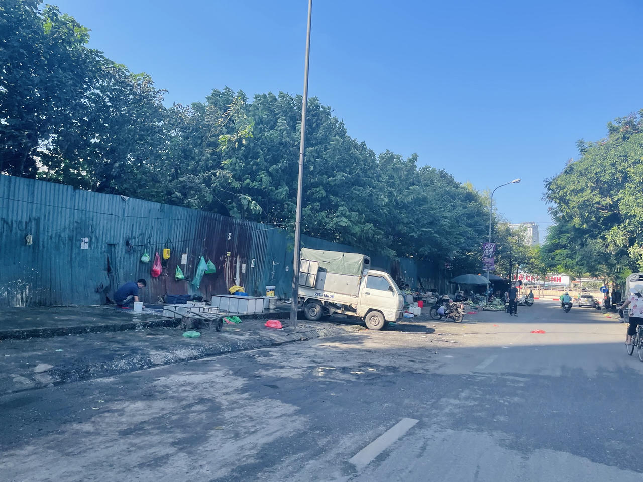 Nhếch nhác chợ cóc, chợ tạm trên vỉa hè đường Trần Quốc Vượng, Hà Nội