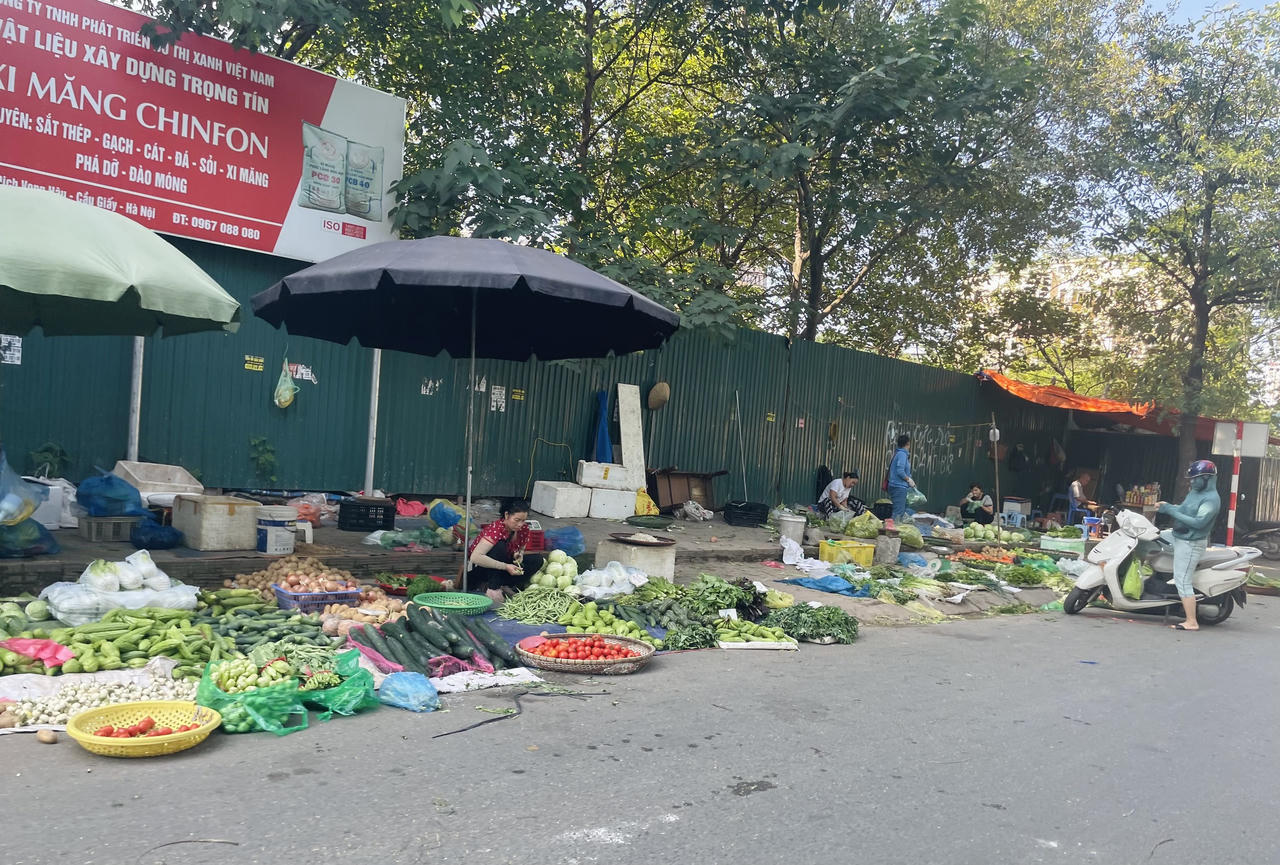 Nhếch nhác chợ cóc, chợ tạm trên vỉa hè đường Trần Quốc Vượng, Hà Nội