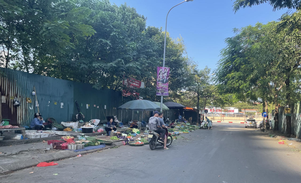 Nhếch nhác chợ cóc, chợ tạm trên vỉa hè đường Trần Quốc Vượng, Hà Nội