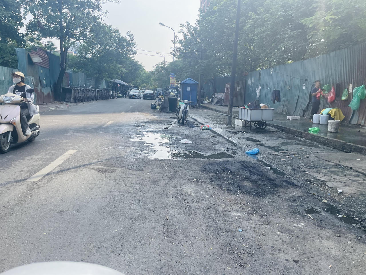 Nhếch nhác chợ cóc, chợ tạm trên vỉa hè đường Trần Quốc Vượng, Hà Nội