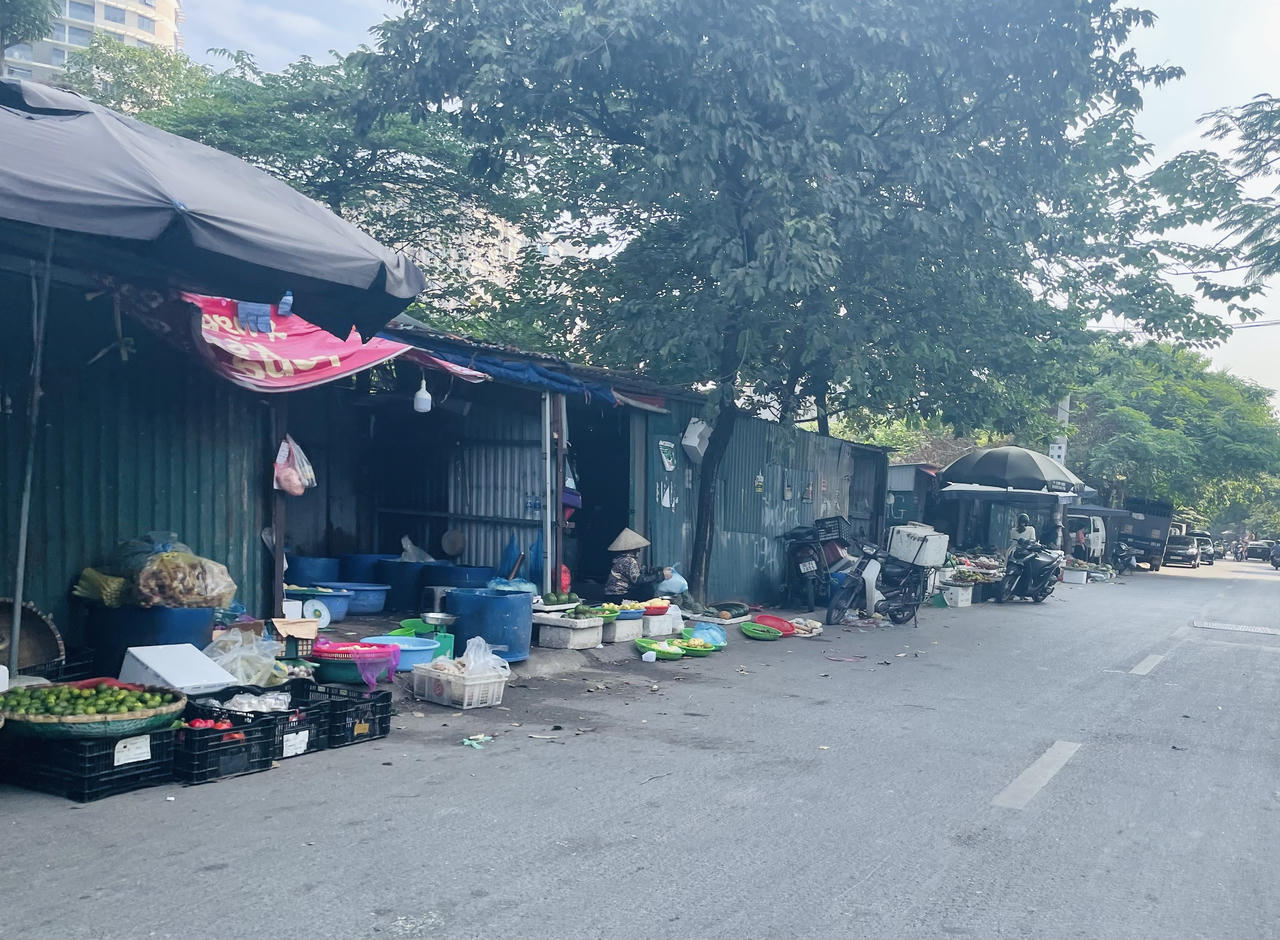 Nhếch nhác chợ cóc, chợ tạm trên vỉa hè đường Trần Quốc Vượng, Hà Nội
