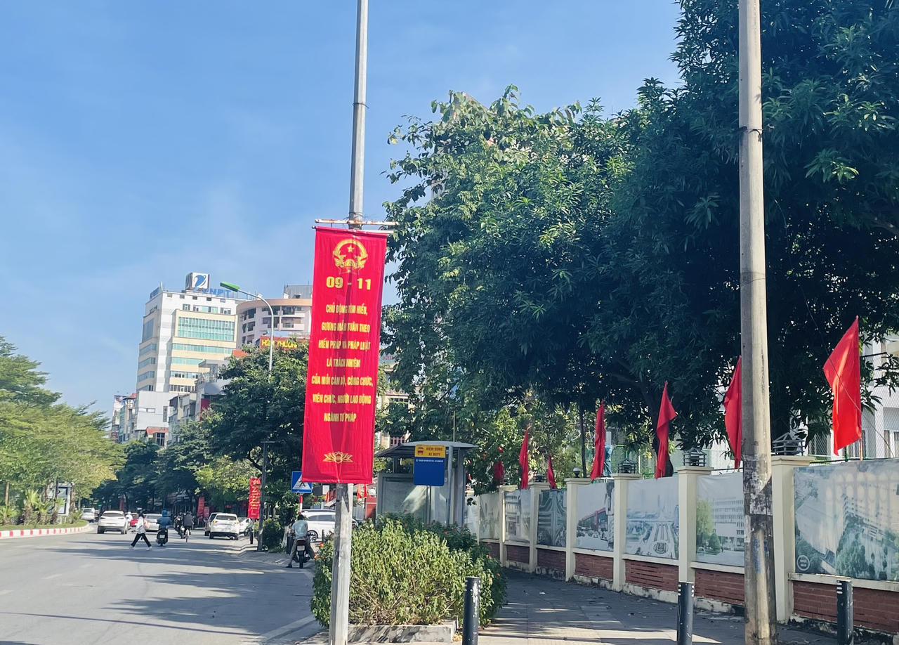 Phố phường Hà Nội rực rỡ băng rôn, khẩu hiệu hưởng ứng Ngày Pháp luật Việt Nam