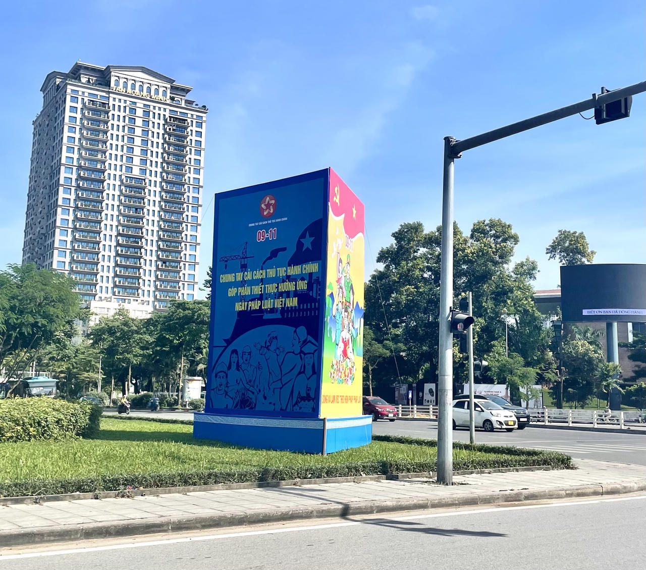 Phố phường Hà Nội rực rỡ băng rôn, khẩu hiệu hưởng ứng Ngày Pháp luật Việt Nam