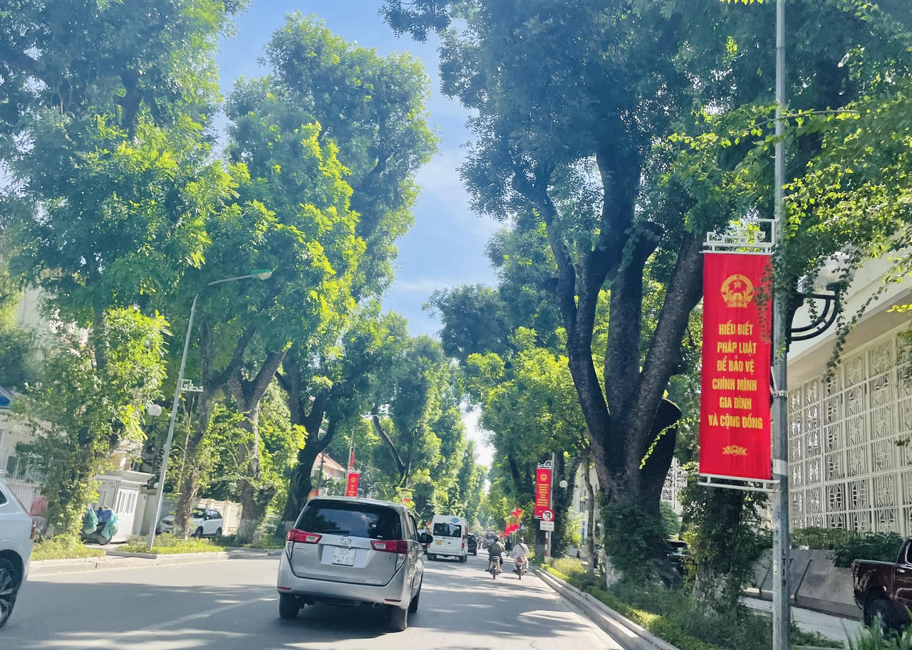 Phố phường Hà Nội rực rỡ băng rôn, khẩu hiệu hưởng ứng Ngày Pháp luật Việt Nam