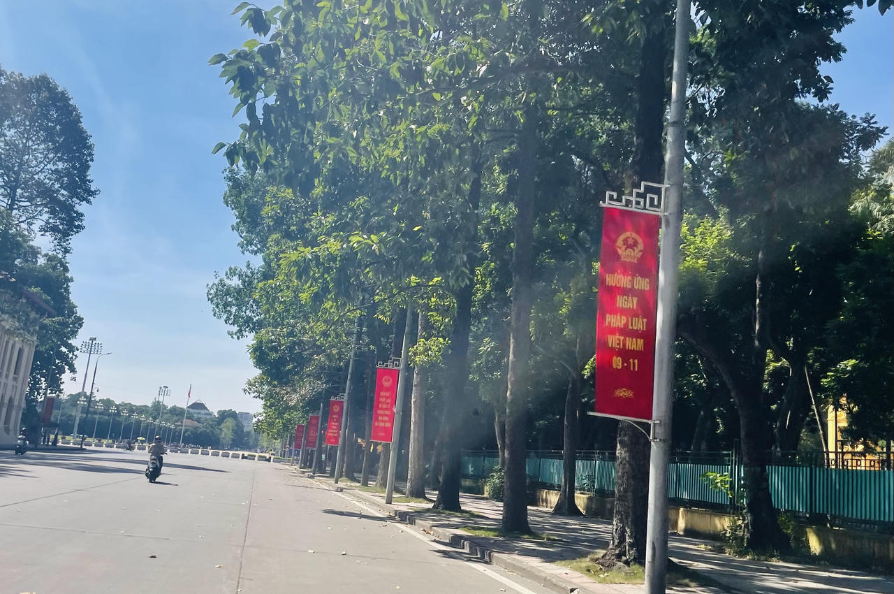 Phố phường Hà Nội rực rỡ băng rôn, khẩu hiệu hưởng ứng Ngày Pháp luật Việt Nam