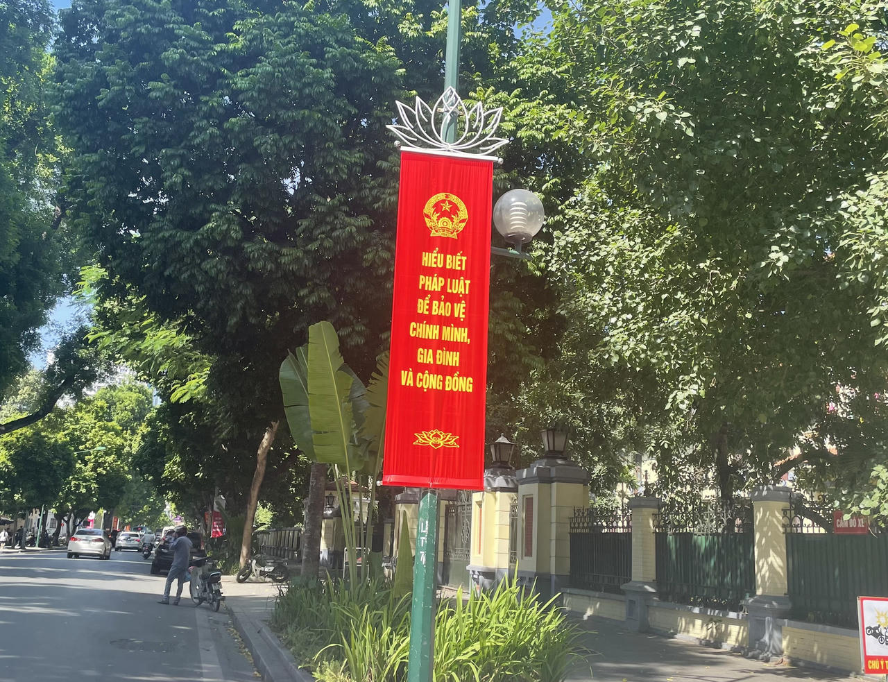 Phố phường Hà Nội rực rỡ băng rôn, khẩu hiệu hưởng ứng Ngày Pháp luật Việt Nam