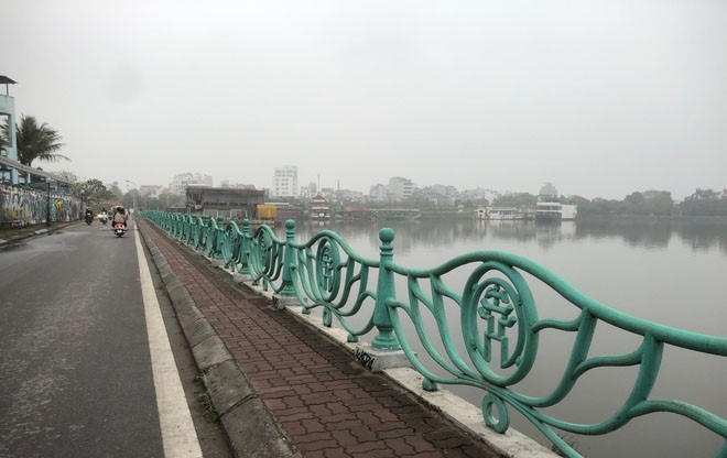 'Xôn xao' về diện mạo mới của lan can Hồ Tây