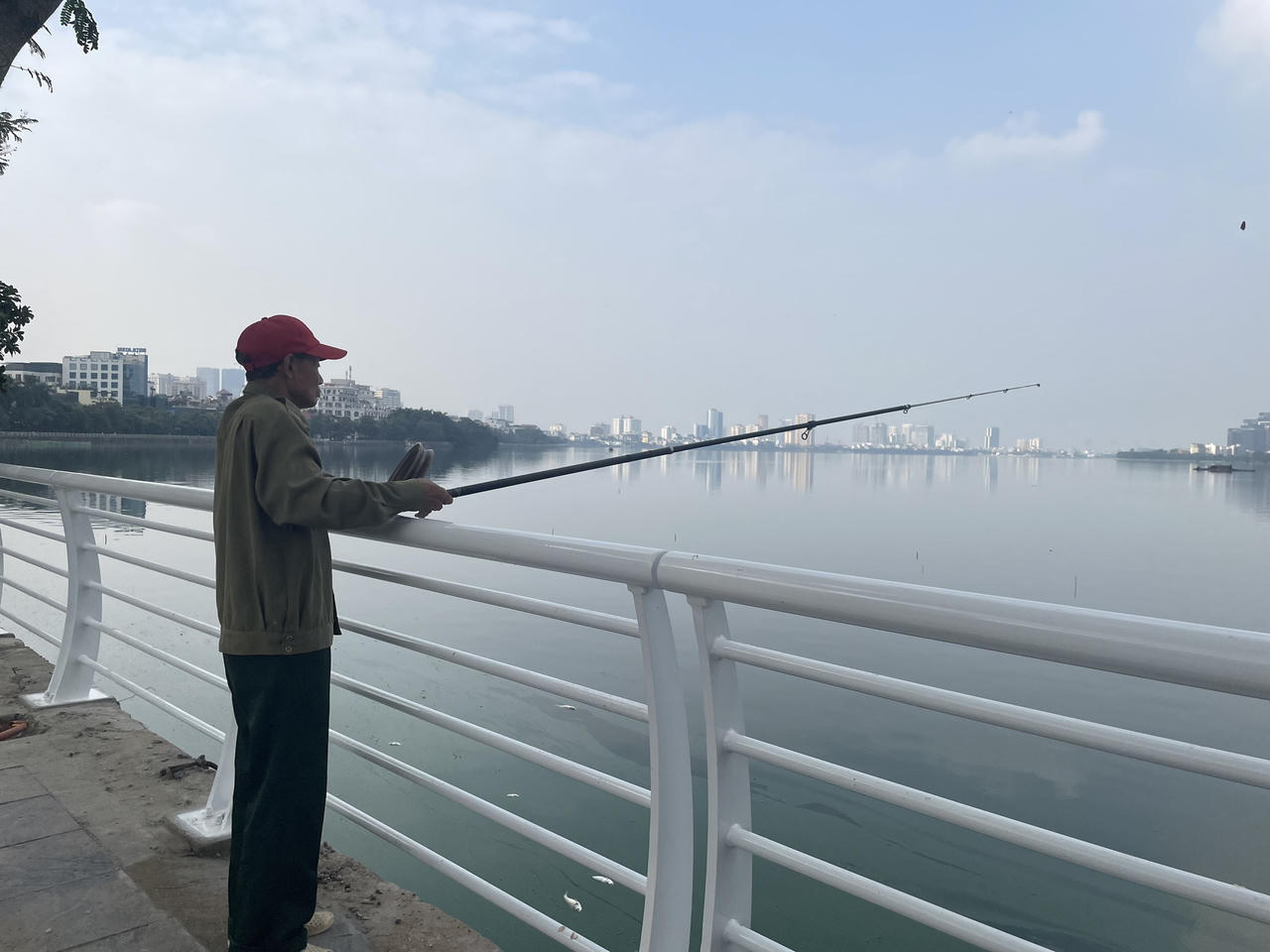 'Xôn xao' về diện mạo mới của lan can Hồ Tây