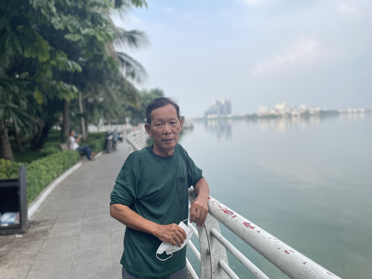 'Xôn xao' về diện mạo mới của lan can Hồ Tây