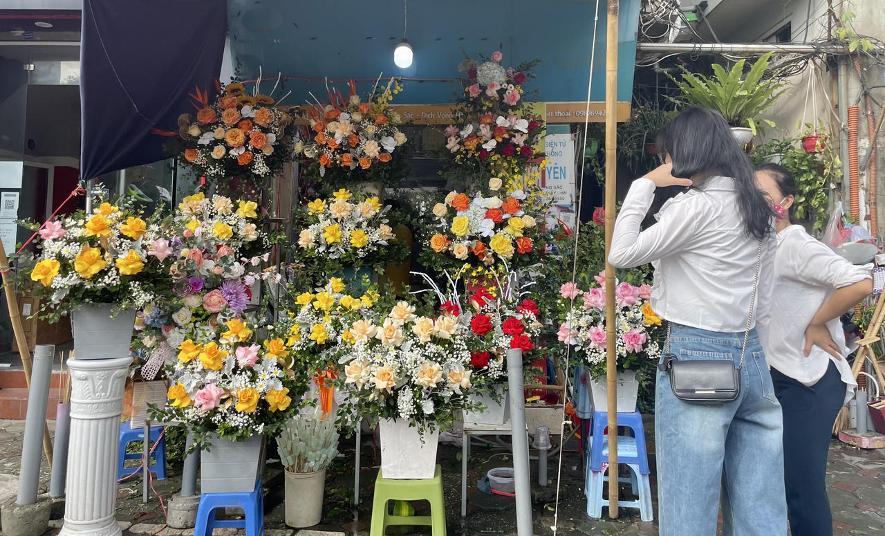 Nhộn nhịp thị trường hoa ngày 20/11