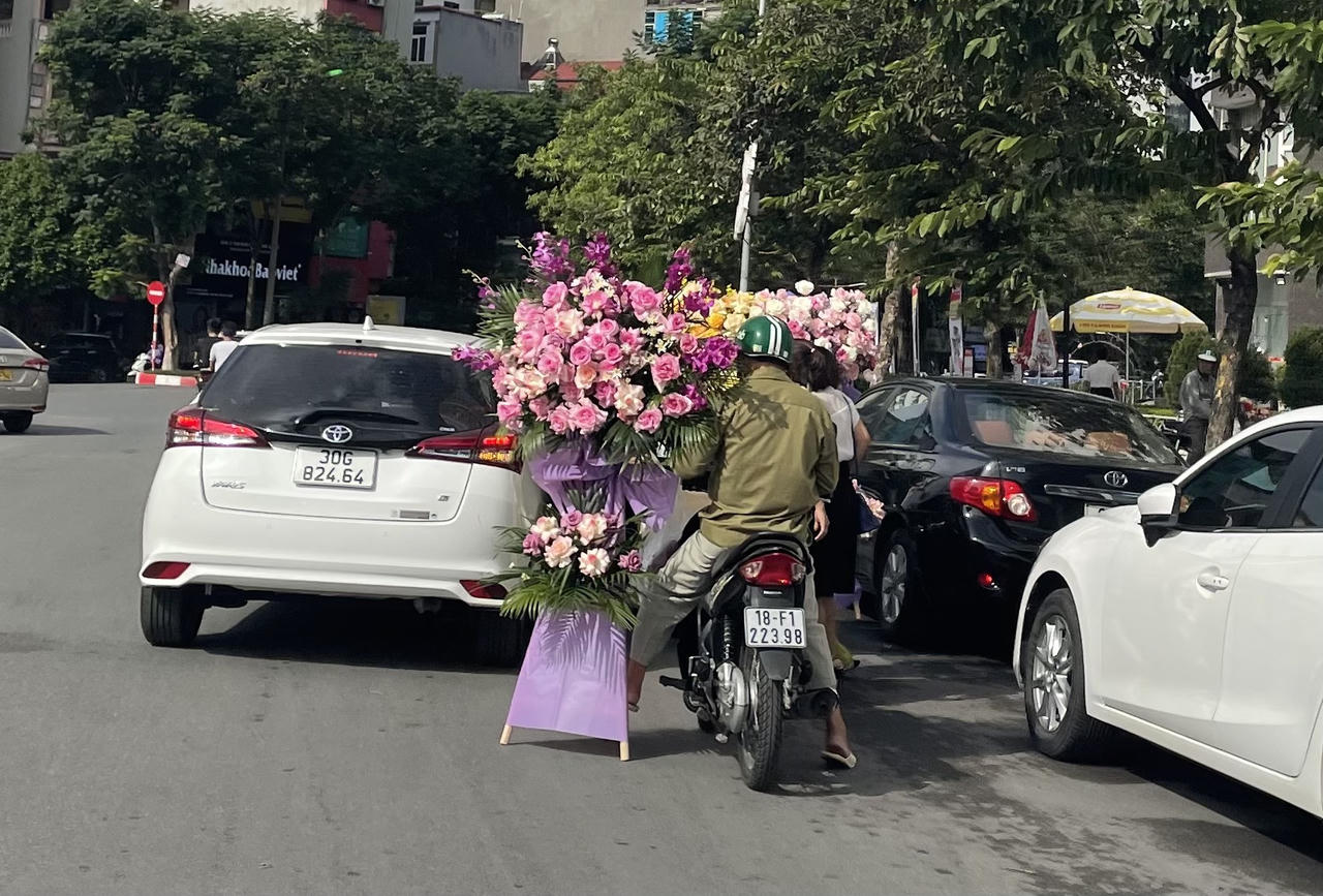 Nhộn nhịp thị trường hoa ngày 20/11