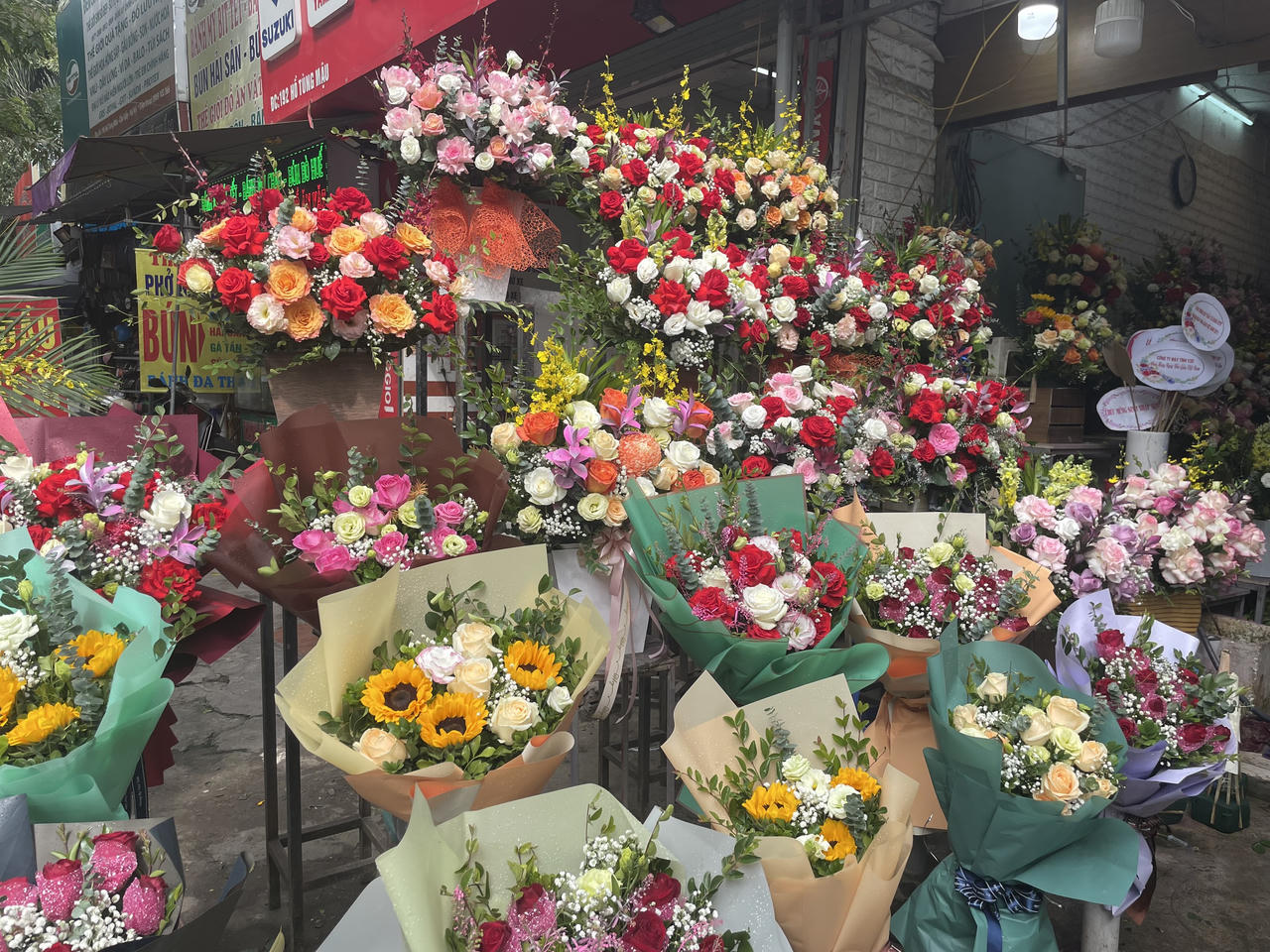 Nhộn nhịp thị trường hoa ngày 20/11