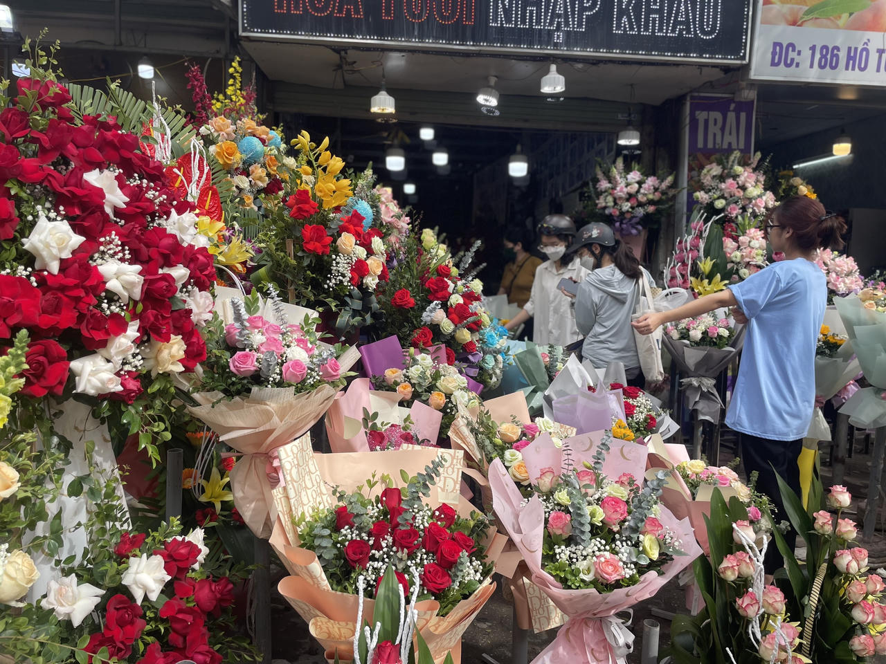 Nhộn nhịp thị trường hoa ngày 20/11