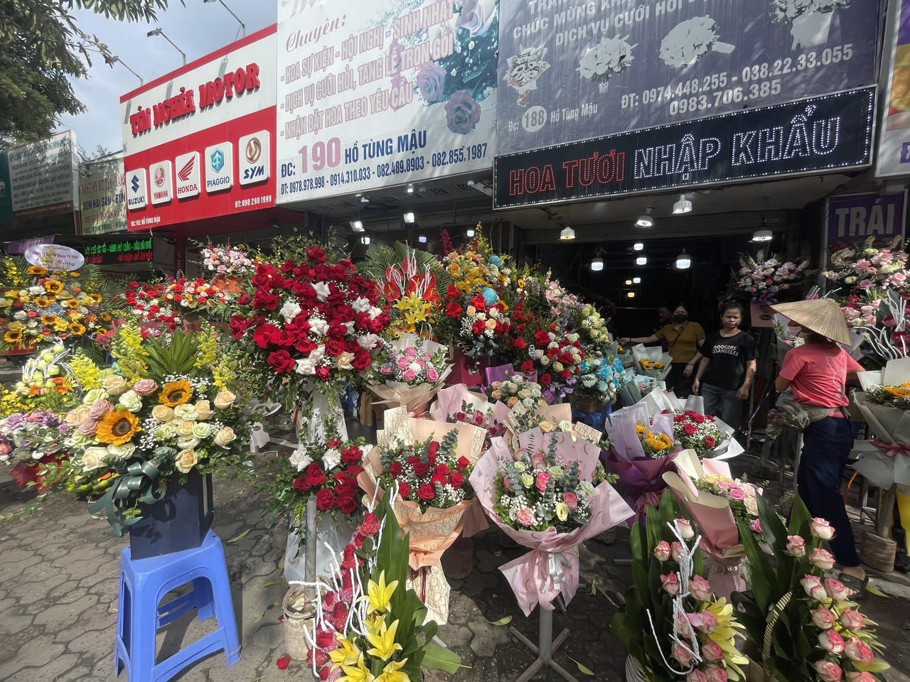 Nhộn nhịp thị trường hoa ngày 20/11