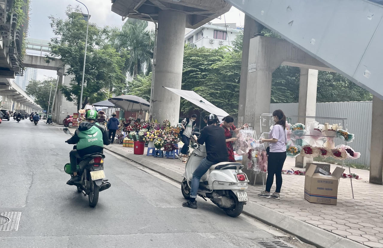 Nhộn nhịp thị trường hoa ngày 20/11