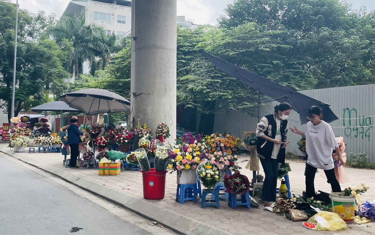 Nhộn nhịp thị trường hoa ngày 20/11
