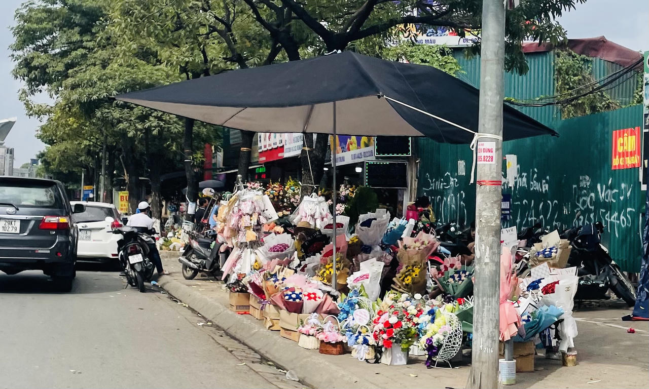 Nhộn nhịp thị trường hoa ngày 20/11