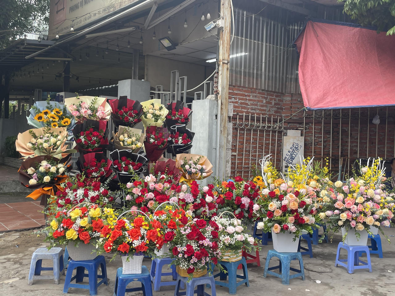 Nhộn nhịp thị trường hoa ngày 20/11