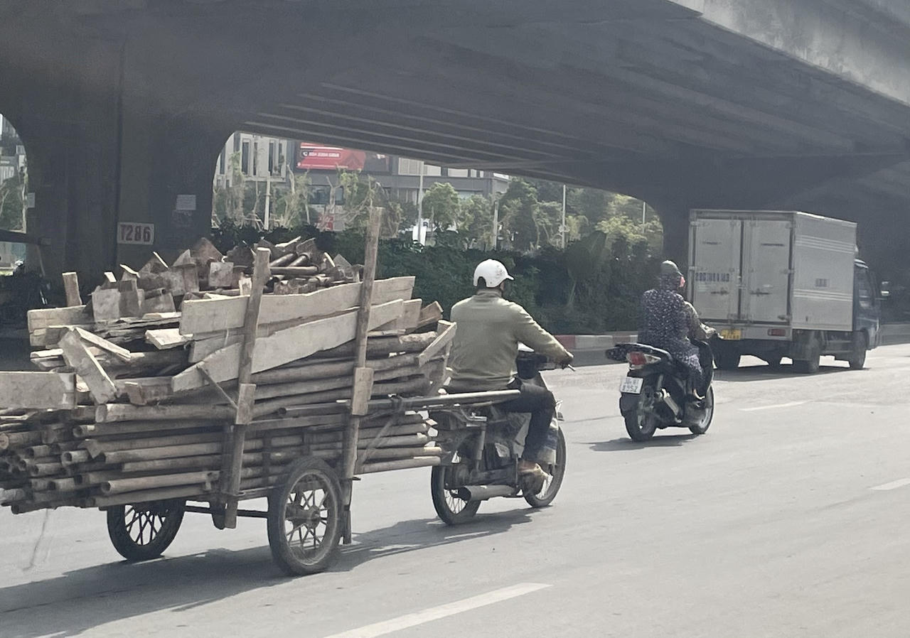 Xe máy 'hết đát' vẫn phóng ngược xuôi trên nhiều tuyến phố Hà Nội