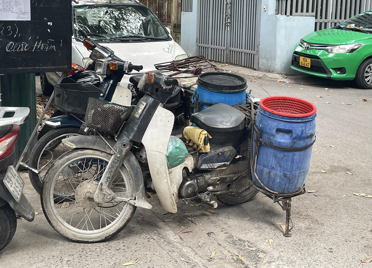 Xe máy 'hết đát' vẫn phóng ngược xuôi trên nhiều tuyến phố Hà Nội