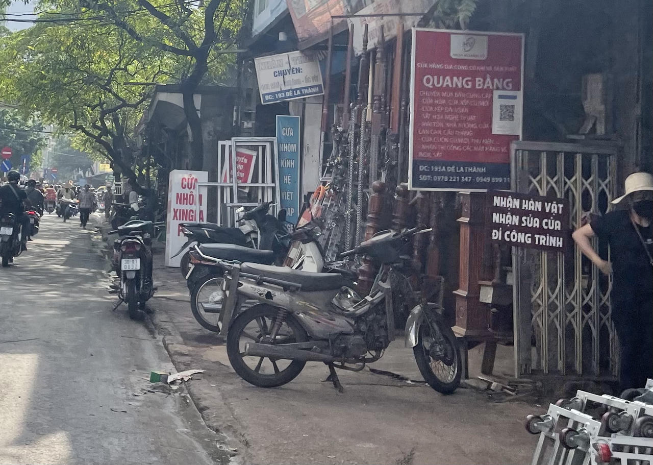 Xe máy 'hết đát' vẫn phóng ngược xuôi trên nhiều tuyến phố Hà Nội