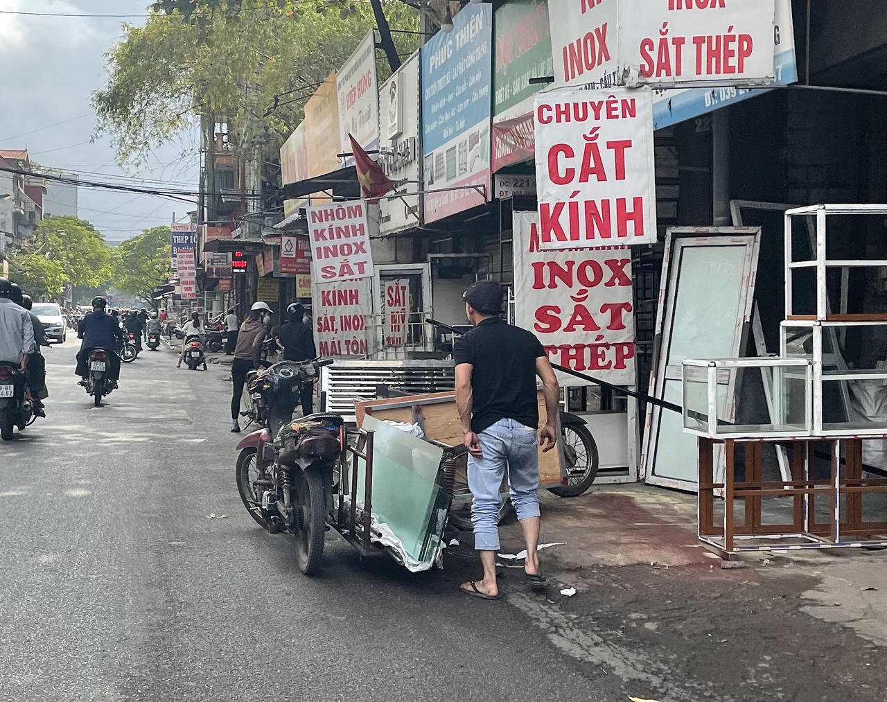 Xe máy 'hết đát' vẫn phóng ngược xuôi trên nhiều tuyến phố Hà Nội