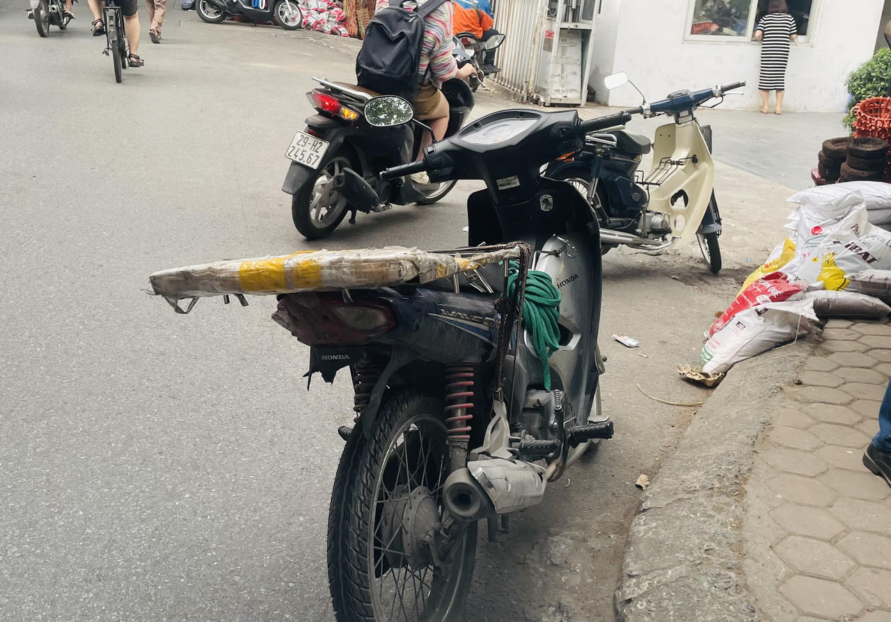 Xe máy 'hết đát' vẫn phóng ngược xuôi trên nhiều tuyến phố Hà Nội