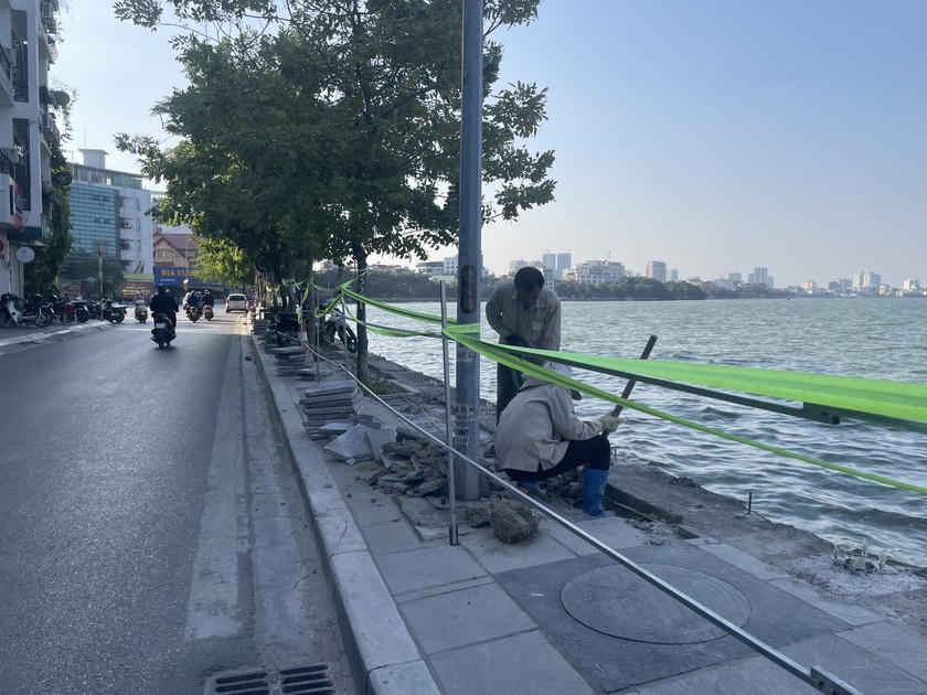 Hàng quán ngồi chênh vênh bên mép hồ Tây bất chấp nguy hiểm