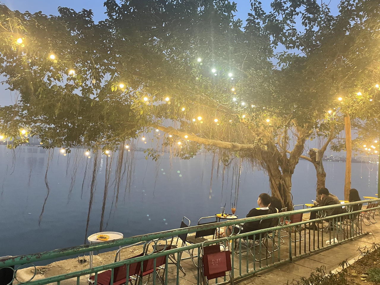 Hàng quán ngồi chênh vênh bên mép hồ Tây bất chấp nguy hiểm