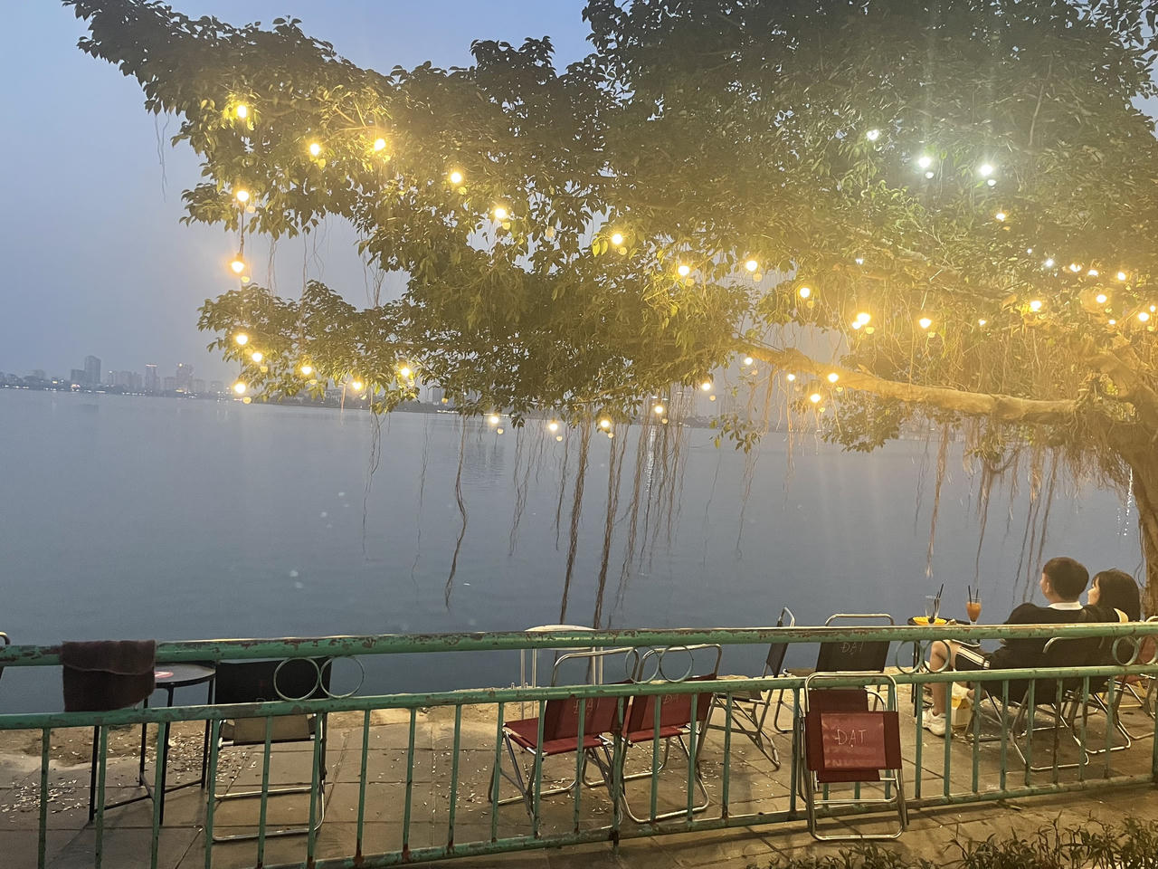 Hàng quán ngồi chênh vênh bên mép hồ Tây bất chấp nguy hiểm