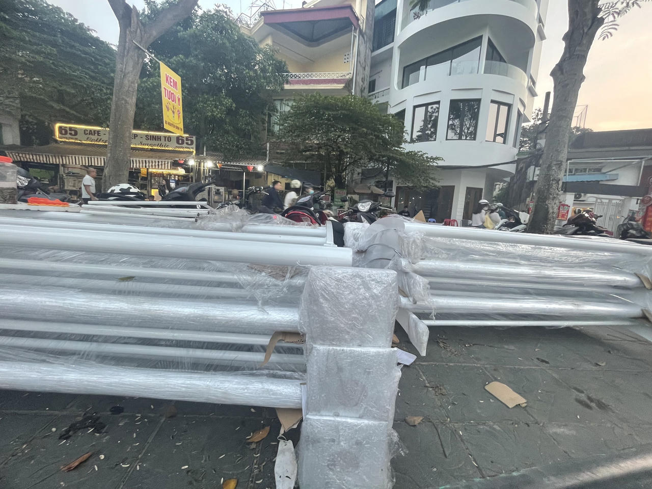 Hàng quán ngồi chênh vênh bên mép hồ Tây bất chấp nguy hiểm