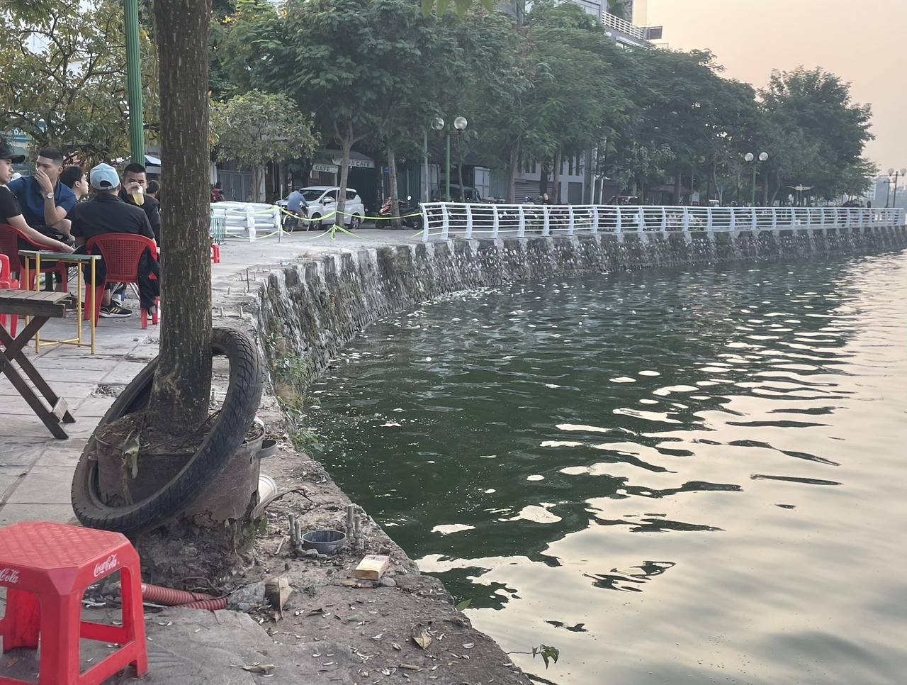 Hàng quán ngồi chênh vênh bên mép hồ Tây bất chấp nguy hiểm