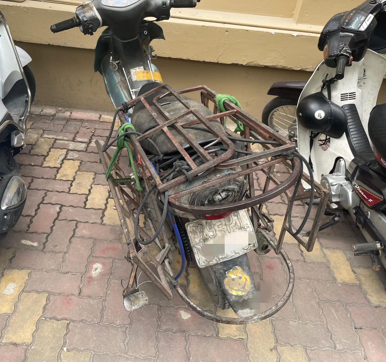 Xe máy 'hết đát' vẫn phóng ngược xuôi trên nhiều tuyến phố Hà Nội