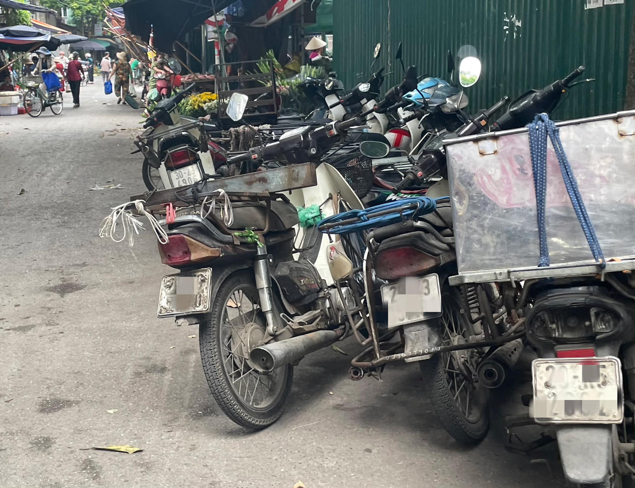 Xe máy 'hết đát' vẫn phóng ngược xuôi trên nhiều tuyến phố Hà Nội