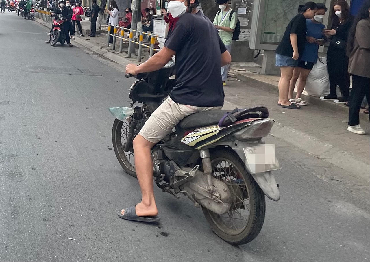 Xe máy 'hết đát' vẫn phóng ngược xuôi trên nhiều tuyến phố Hà Nội